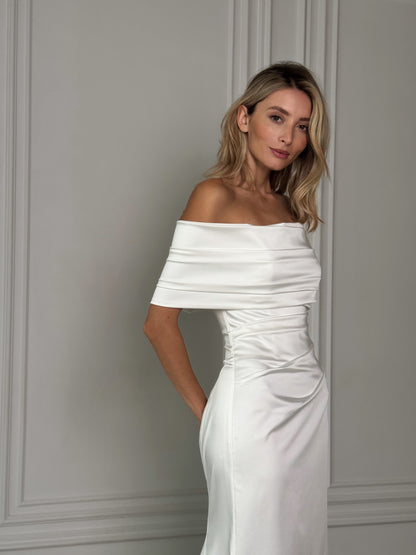 Off-Shoulder Satin Bolero – Sculpted Elegance for the Modern Bride